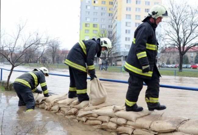 Rieky sa začínajú vylievať, voda zaplavuje cesty a domy