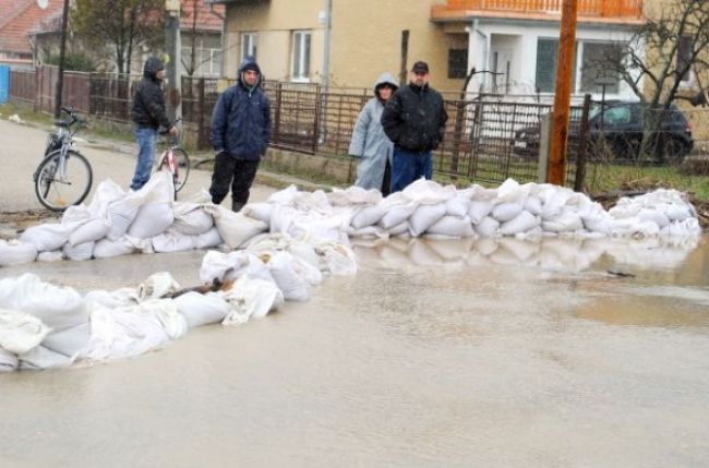 Cesty sú zaplavené a neprejazdné, v pivniciach je voda