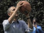 Video: Barack Obama je slabý basketbalista, porazili ho deti