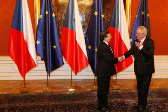 Český prezident Zeman podpísal trvalý euroval