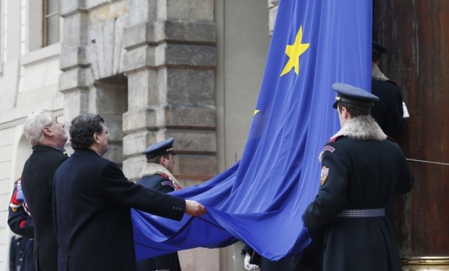 Miloš Zeman vyvesil vlajku EÚ a podpísal Lisabonskú zmluvu