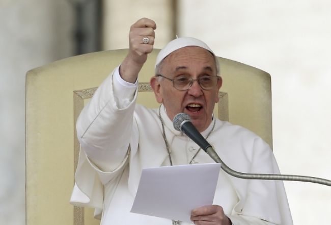 Pápež sa trápi s angličtinou, pre chrapot nevie spievať