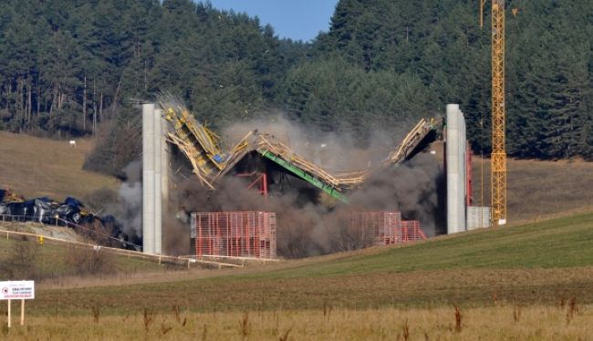 Robotníci sa vrátili dokončiť zrútený most pri Kurimanoch