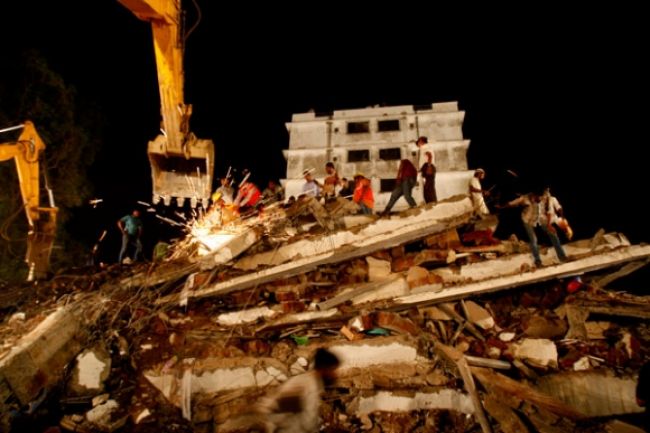 V Indii spadla budova, pochovala desiatky ľudí spolu s deťmi