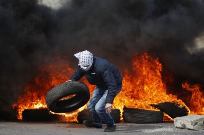 Desiatky Palestínčanov sa zranili pri potýčkach s políciou