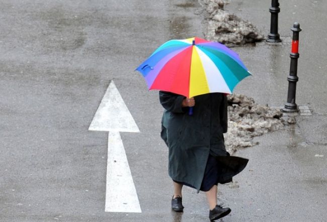 Utorok bude daždivý, na severe hlásia sneženie