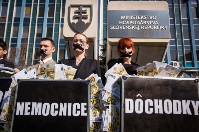 Greenpeace kritizovali Mochovce s kufríkmi plnými peňazí
