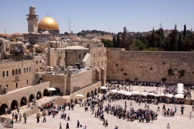 Rabín podporil liberálnu modliacu sekciu pri Múre nárekov
