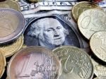 Euro si oproti doláru prilepšilo, posunulo sa na maximum