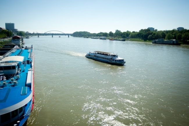 Uviaznuté lode na Dunaji sa podarilo vyslobodiť