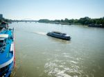 Uviaznuté lode na Dunaji sa podarilo vyslobodiť