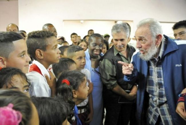 Fidel Castro sa opäť ukázal, otvoril školu