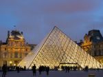 Louvre opäť otvorili, polícia si na zlodejov posvieti