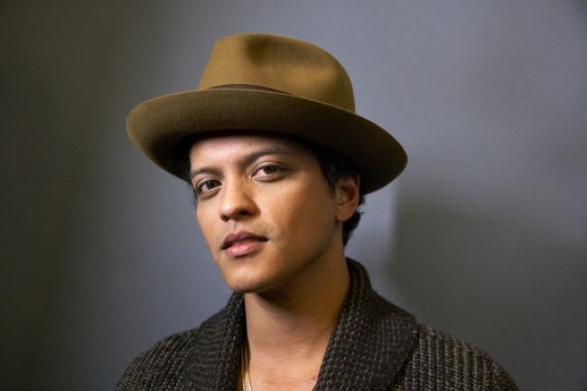 Bruno Mars sa na čelo Billboardu dostal už s piatym hitom