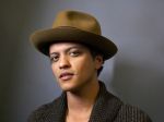 Bruno Mars sa na čelo Billboardu dostal už s piatym hitom