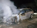 Obrazom: V Chtelnici horelo Audi, požiar vyšetruje polícia