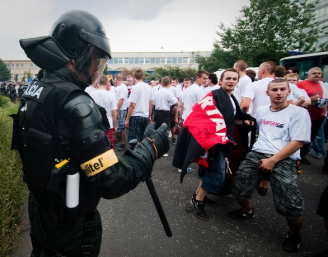 Polícia si na futbalových tiežfanúšikov chystá vodné delo