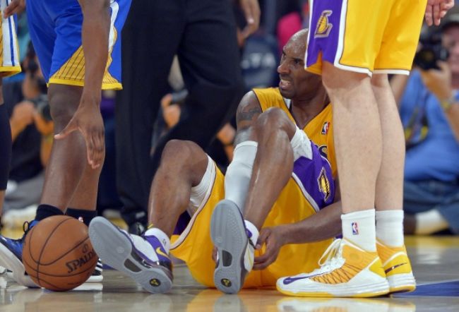 Video: Lakers sa zranil hviezdny Bryant, drámu však zvládli