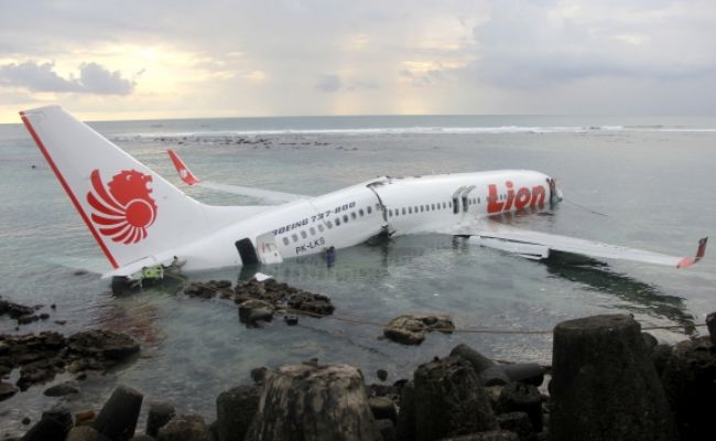 Video: Pilot nezvládol manéver, Boeing skončil v mori