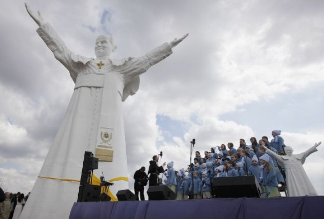 Odhalili najväčšiu sochu Jána Pavla II. na svete