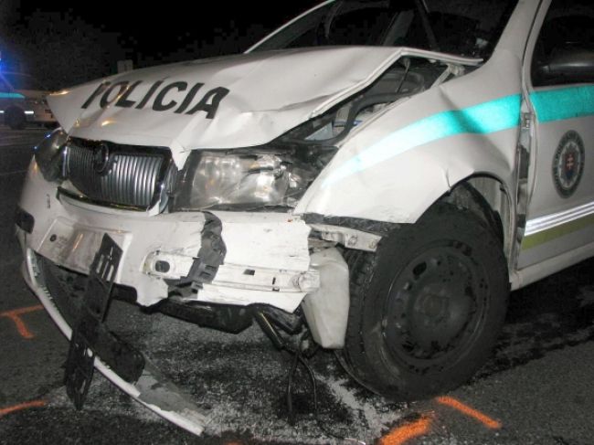 Pri zrážke policajného auta s Peugetom sa zranili dvaja muži
