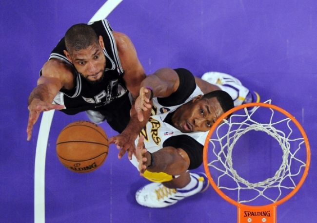 Video: Lakers bez Bryanta porazili Spurs, žiaril Howard