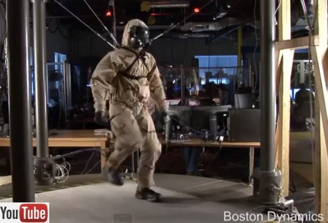 Video: Pentagon predstavil robota, ktorý vyzerá ako človek