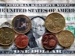 Euro oslabilo voči jenu aj oproti doláru
