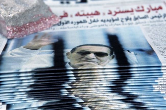 Súd oslobodil Husního Mubaraka, za mrežami však ostane