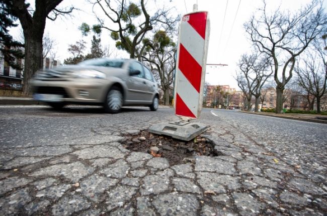 Vláda schválila mestám osem miliónov eur na opravu ciest