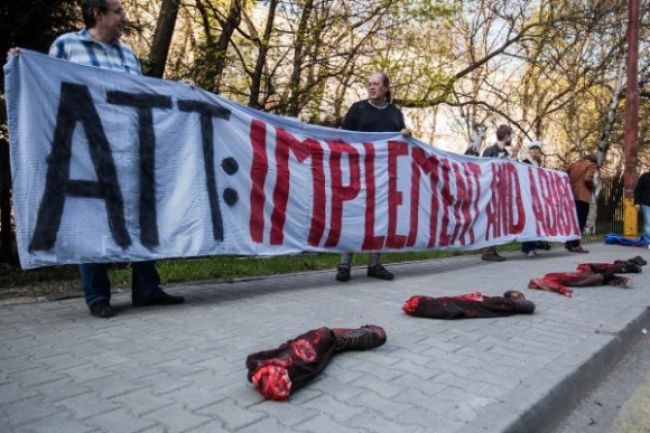 Slováci protestovali s odtrhnutými nohami proti zbraniam