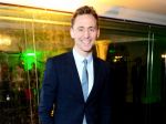 Tom Hiddleston stvárni slávneho fotografa Roberta Capu