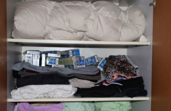 Colníci našli manželom v spálni skoro štvrť milióna cigariet