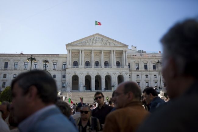 Desaťtisíce Portugalčanov zaplnili ulice, hromžia vláde