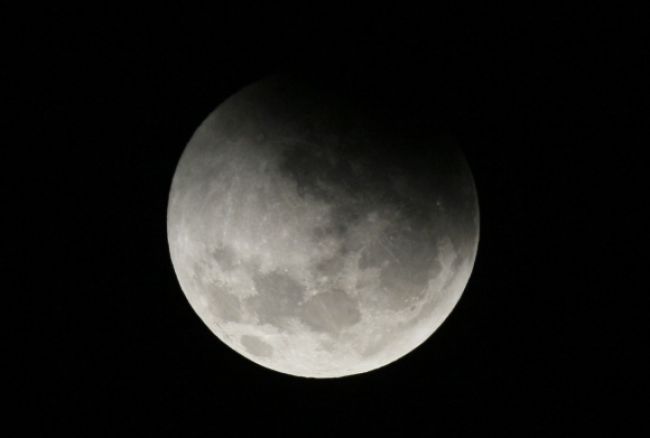 Video: Slováci si v noci pozreli čiastočné zatmenie Mesiaca