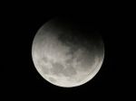 Video: Slováci si v noci pozreli čiastočné zatmenie Mesiaca