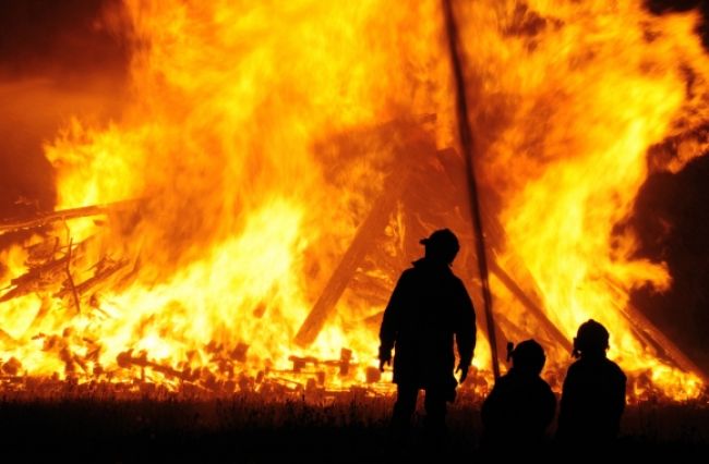 Po uhasení požiaru našli v dome spálené telo