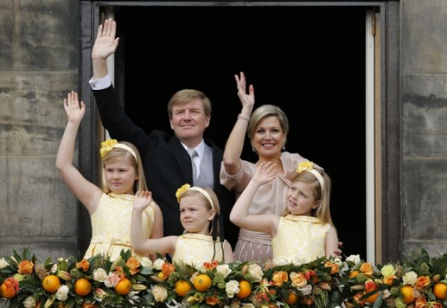 Princ Willem-Alexander prebral žezlo, Holandsko má kráľa