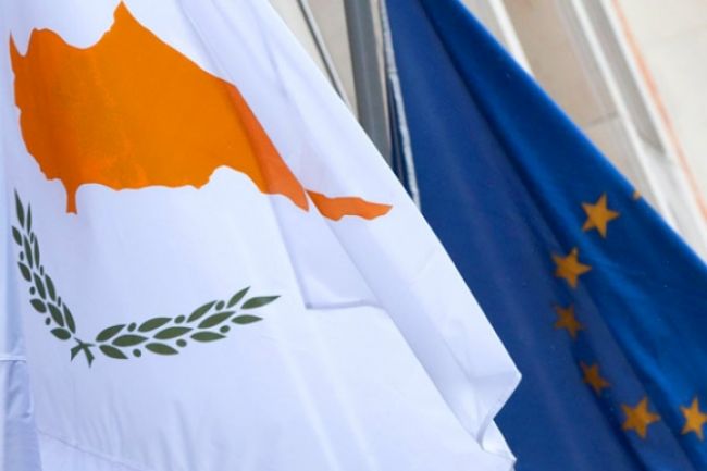 Cyperský parlament schválil úver od EÚ, odvrátil bankrot