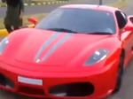 Video: Deväťročné dieťa šoféruje Ferrari
