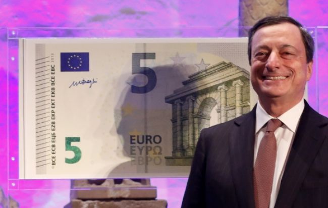 Od štvrtka sa bude v eurozóne platiť novou päťeurovkou
