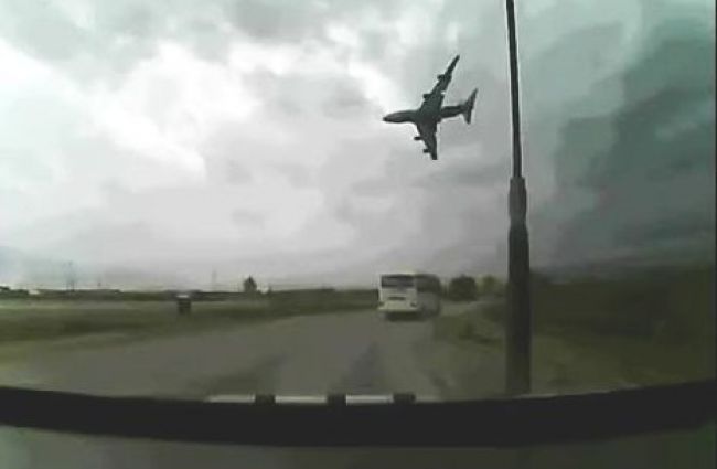 Video: Vodič zachytil hrôzostrašný pád amerického Boeingu