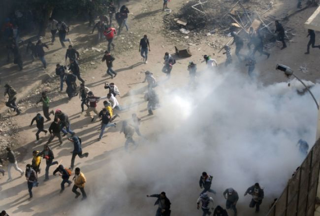 Polícia použila na demonštrantov v Istanbule slzotvorný plyn