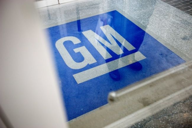 Zisk GM za prvý kvartál klesol, prekonal však odhady