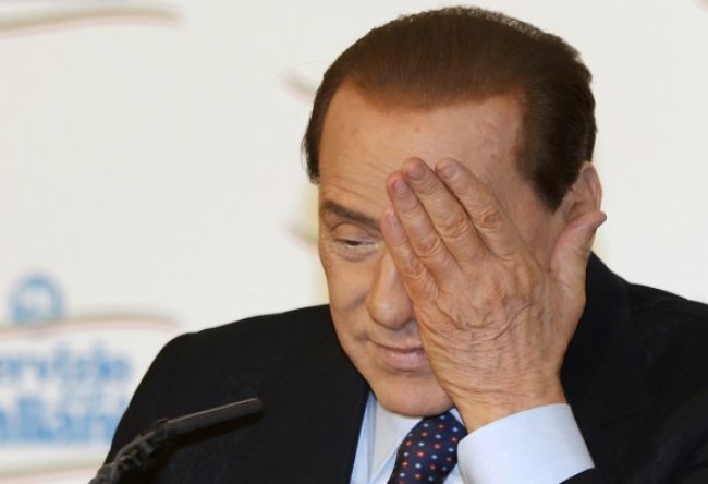 Taliansky expremiér Berlusconi dostal náboje a biely prášok