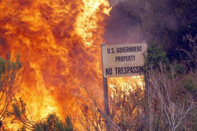 Požiare v Kalifornii ohrozujú už 4000 domov, stále sa šíria