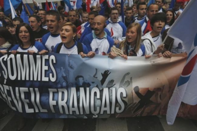 Desaťtisíce Francúzov protestujú proti Hollandovej vláde