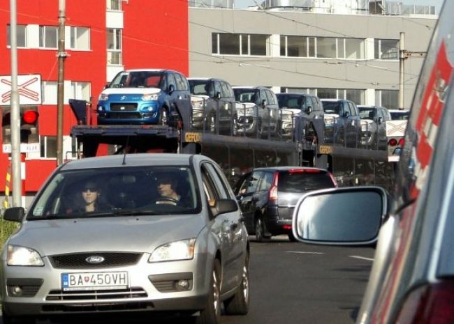 VÚC zarobili na dani z motorových vozidiel viac ako vlani