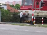 Video: Pozrite si, čo sa stane s človekom, keď ho zrazí vlak