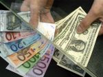 Euro vzrástlo voči doláru aj jenu